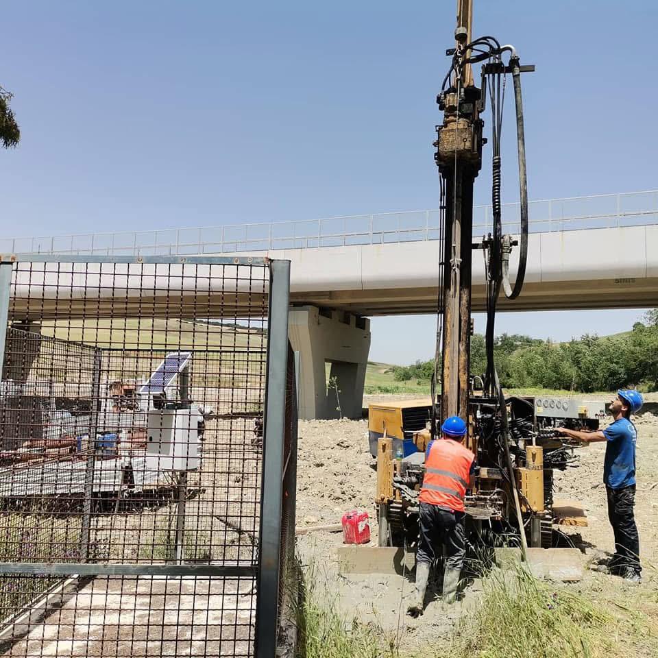 Analizziamo il sottosuolo con indagini geognostiche per valutare le caratteristiche fisiche e meccaniche del terreno, garantendo basi solide e sicure per ogni tipo di intervento.